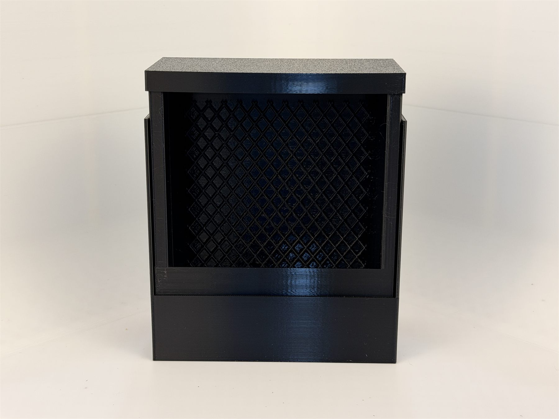 Black chameleon feeder system