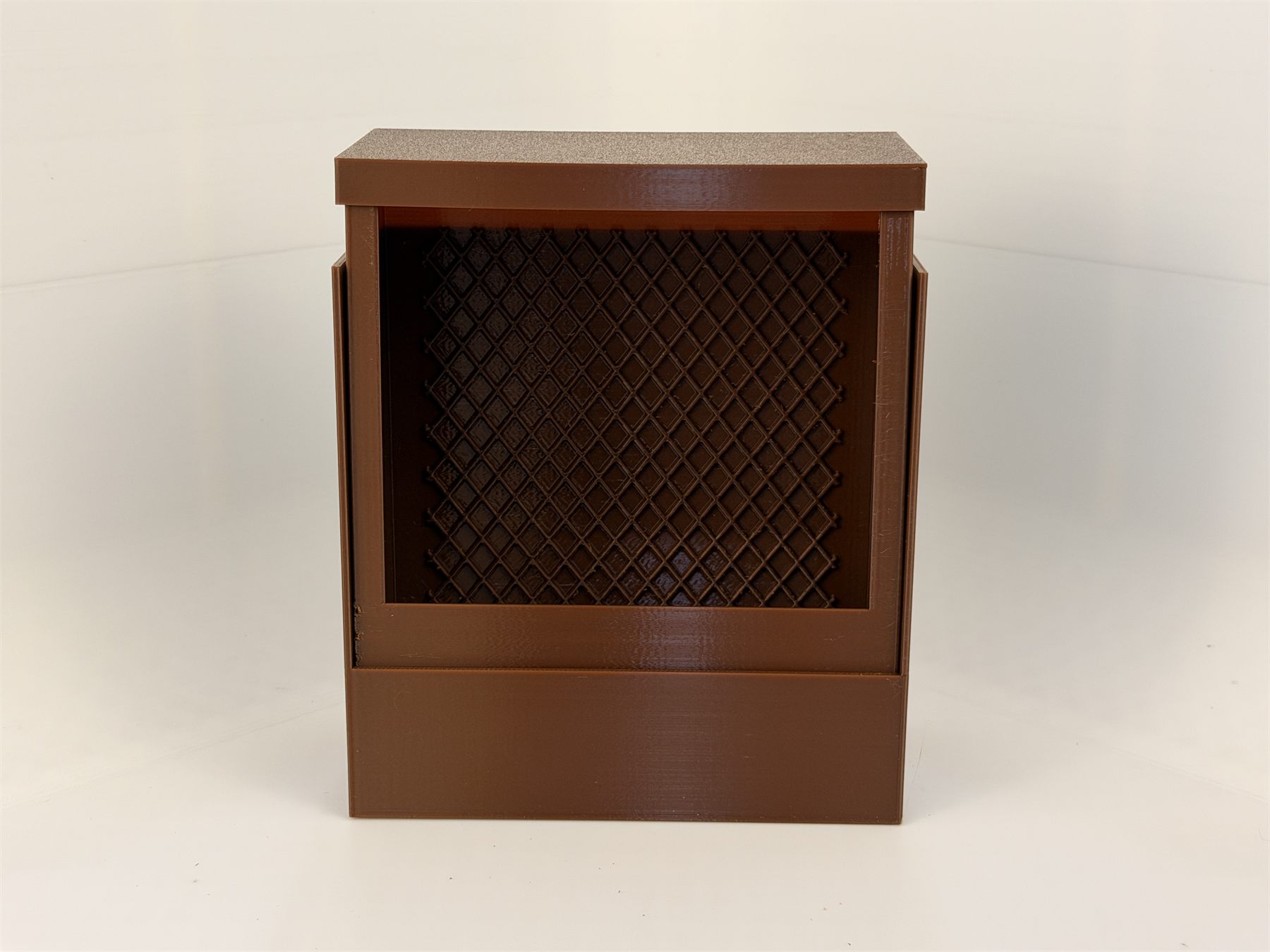 Brown chameleon feeder system
