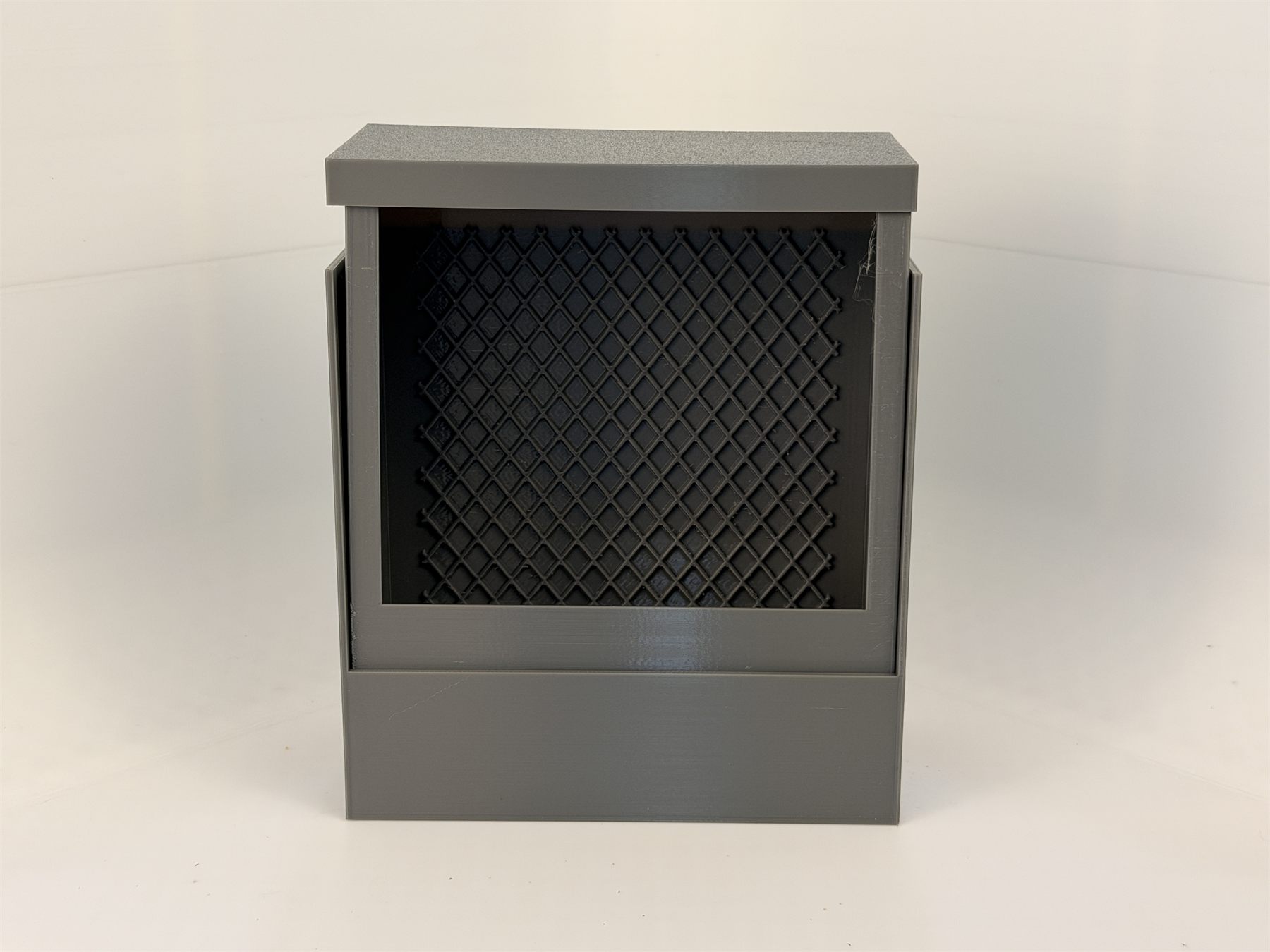 Gray chameleon feeder system