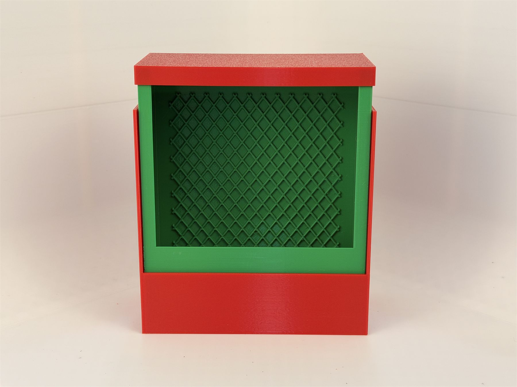 Two-tone chameleon feeder system in red and green