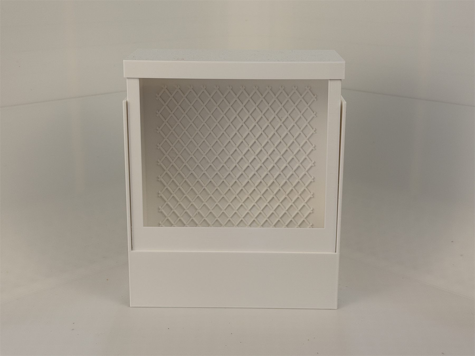 White chameleon feeder system