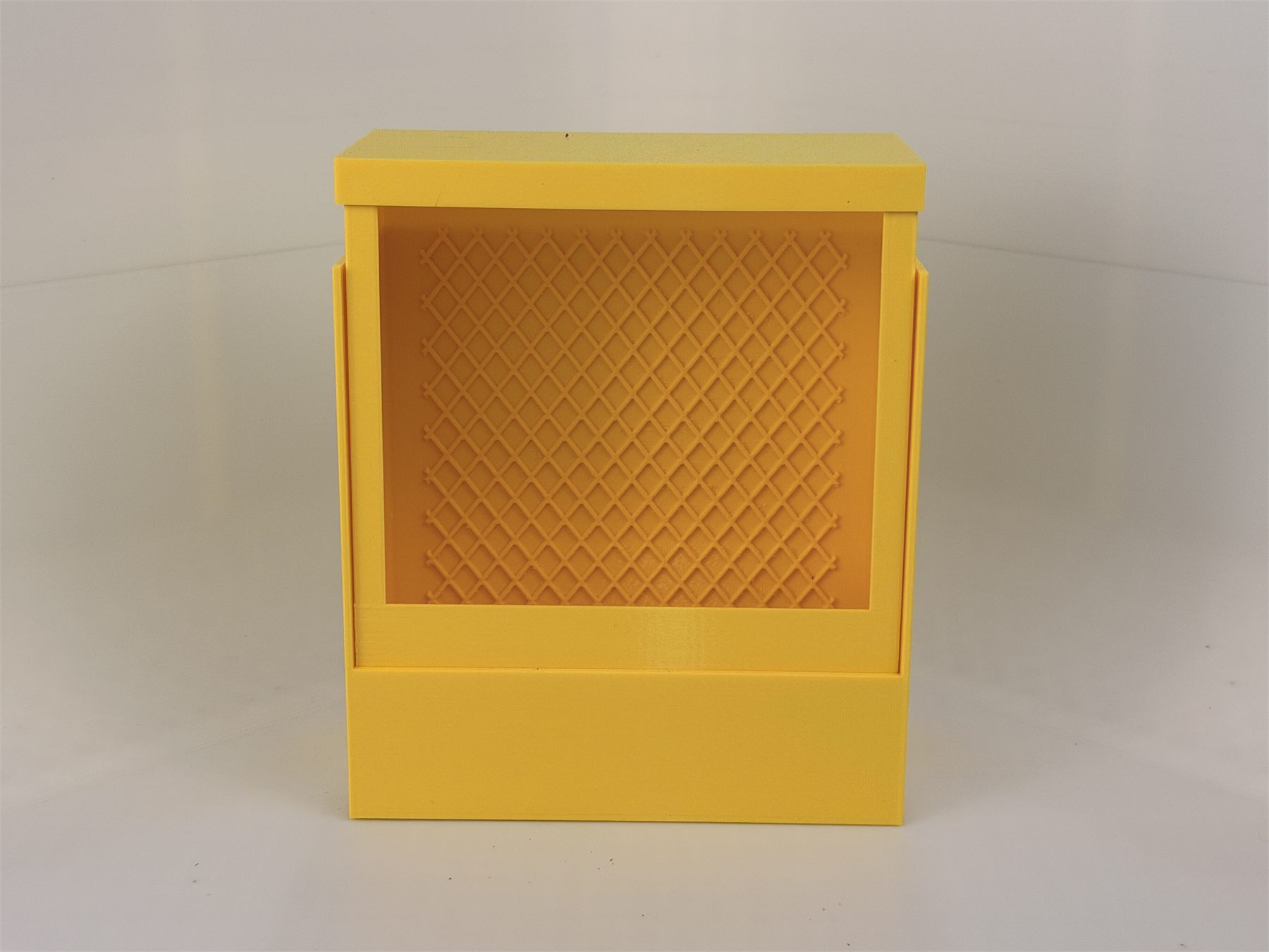 Yellow chameleon feeder system